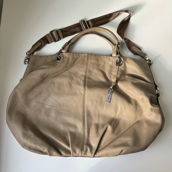 Genuine leather travel duffle with a hobo style slouch - Picture 6 of 6